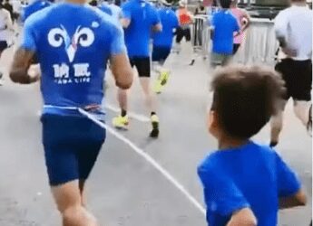 Bambino legato e costretto a correre una mezza maratona: runner squalificato tre anni