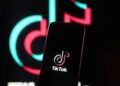 Disordini e proteste, TikTok condanna le violenze: attivata una ‘task force’ e rimossi video e account